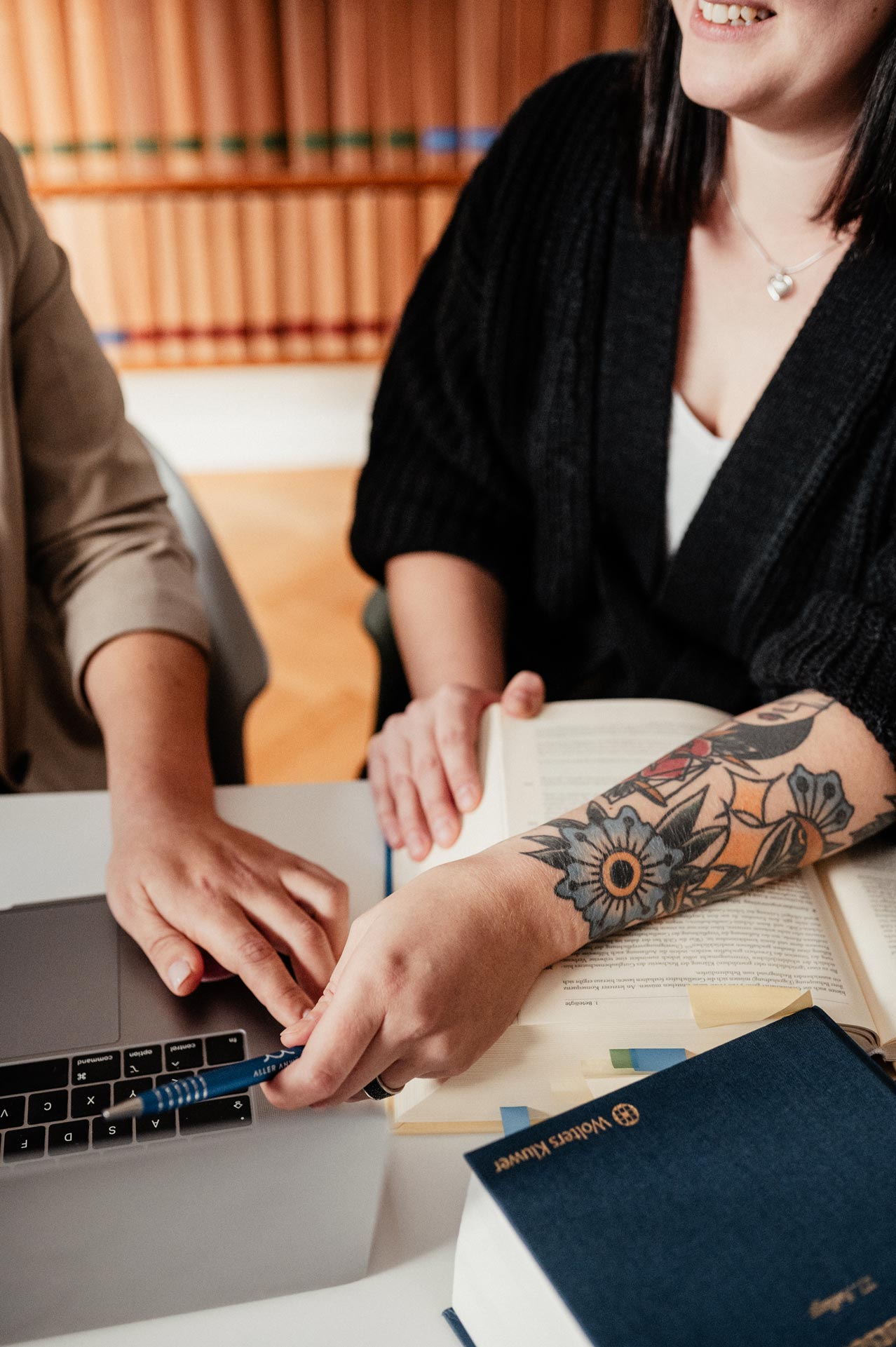 aller_anwaelte_karriere_04 Rechtsanwalts- und Notarfachangestellte der Kanzlei AllerAnwälte in Celle bei der Arbeit